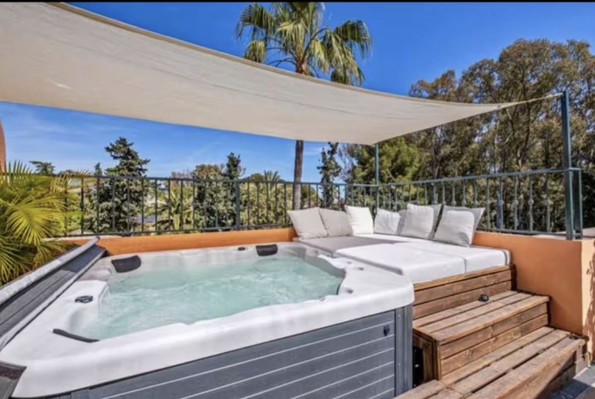 4 soveværelse Lejlighed til salg i New Golden Mile med swimmingpool garage - € 1.190.000 (Ref: 9503563)