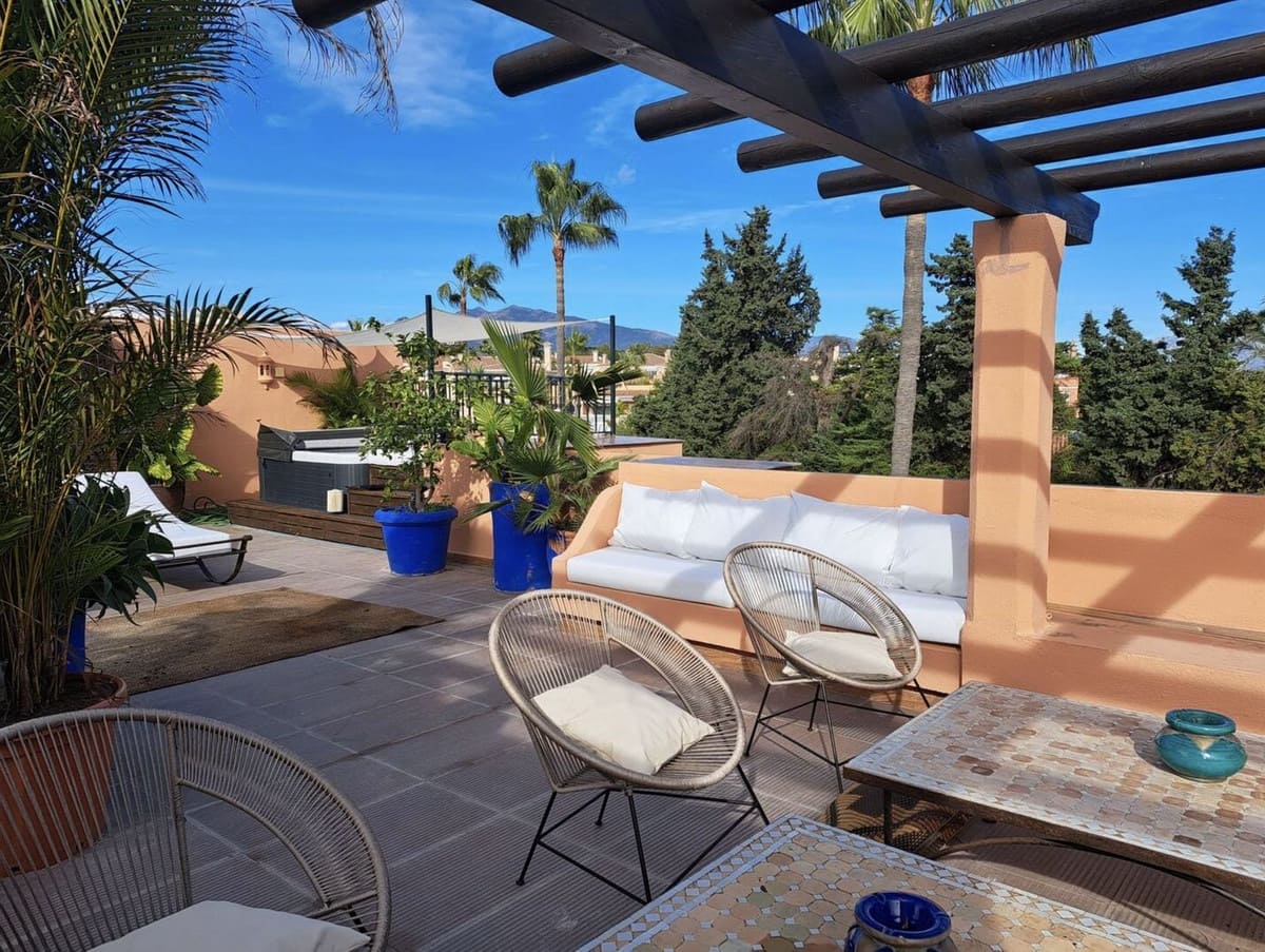 4 soveværelse Lejlighed til salg i New Golden Mile med swimmingpool garage - € 1.190.000 (Ref: 9503563)