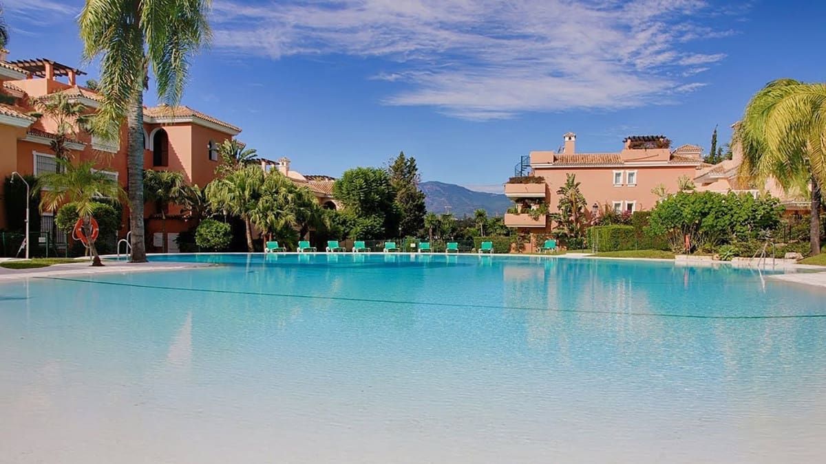 4 soveværelse Lejlighed til salg i New Golden Mile med swimmingpool garage - € 1.190.000 (Ref: 9503563)