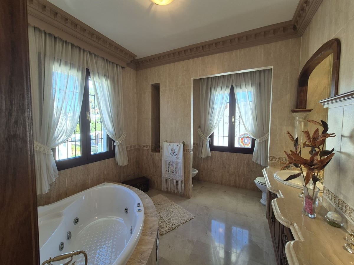 5 soveværelse Villa til salg i Marbella med swimmingpool garage - € 1.400.000 (Ref: 9506336)