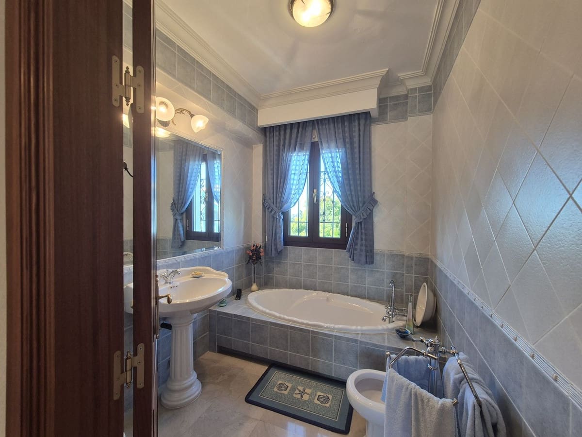 5 soveværelse Villa til salg i Marbella med swimmingpool garage - € 1.400.000 (Ref: 9506336)