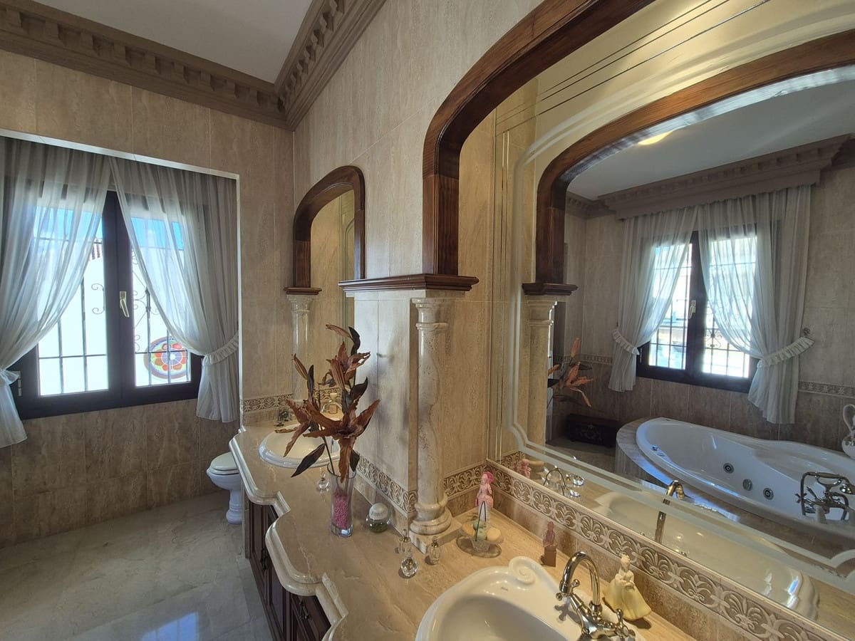 5 soveværelse Villa til salg i Marbella med swimmingpool garage - € 1.400.000 (Ref: 9506336)