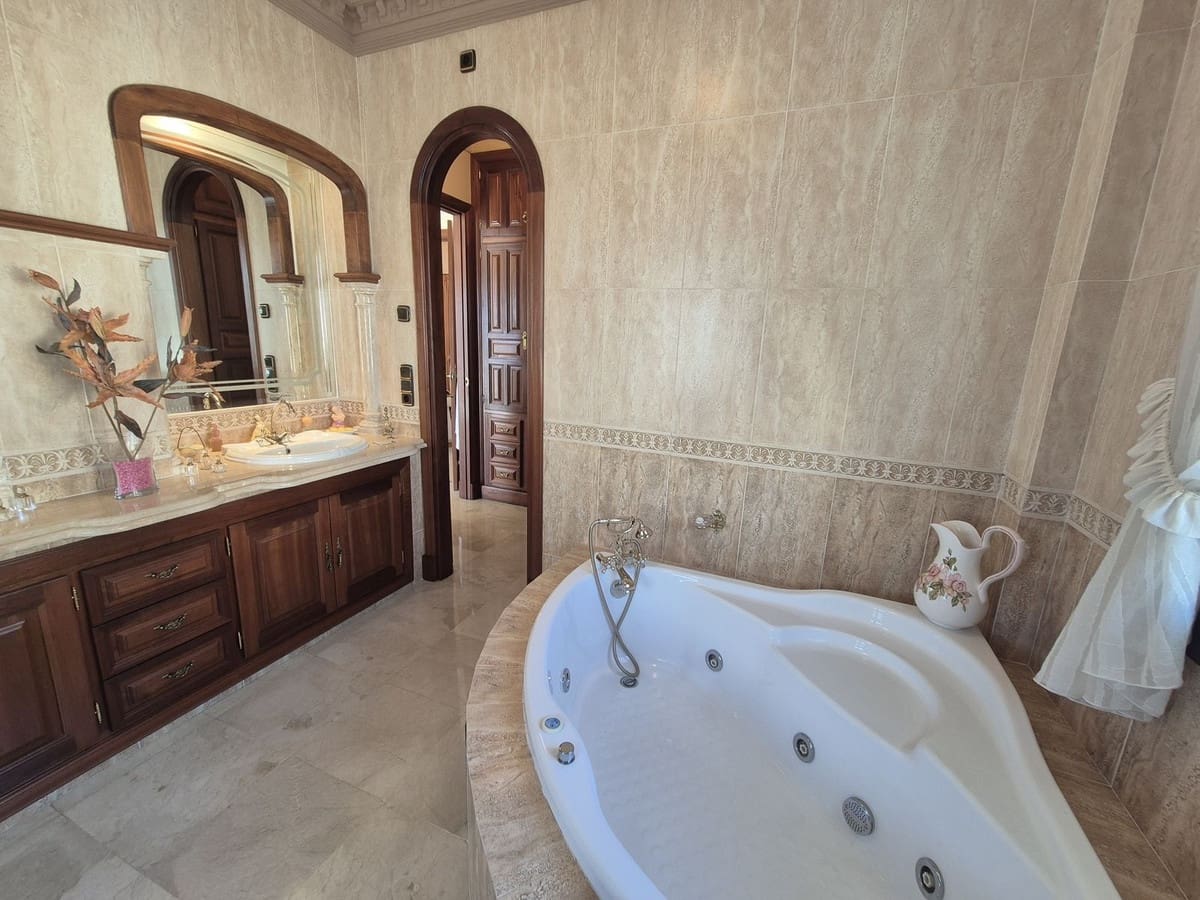 5 soveværelse Villa til salg i Marbella med swimmingpool garage - € 1.400.000 (Ref: 9506336)