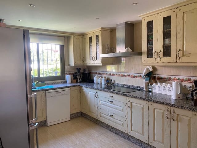 Chalet de 4 habitaciones en Bel-Air, Estepona en venta con piscina garaje - 580.000 € (Ref: 9506529)