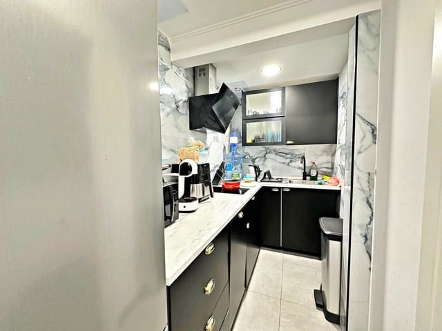 Biuro na sprzedaż w La Concha - Resina Golf, Estepona z basenem - 385 000 € (Ref: 9510349)