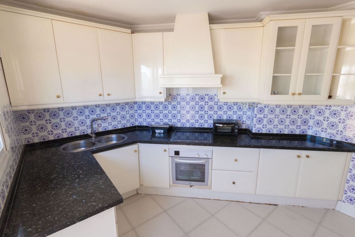 3 Zimmer Wohnung zu verkaufen in Estepona mit Garage - 639.000 € (Ref: 9510350)