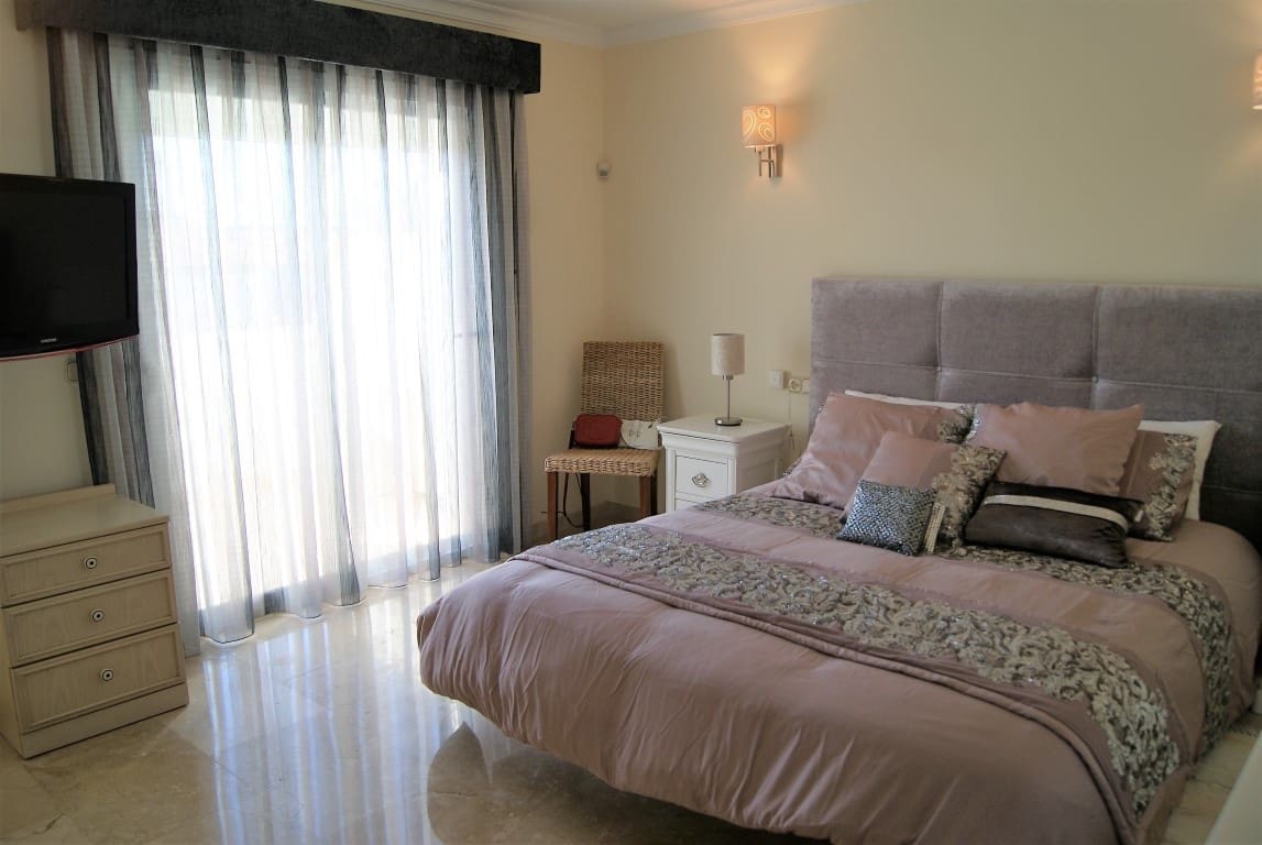 Chalet de 3 habitaciones en El Paraiso en venta con piscina garaje - 595.000 € (Ref: 9510352)