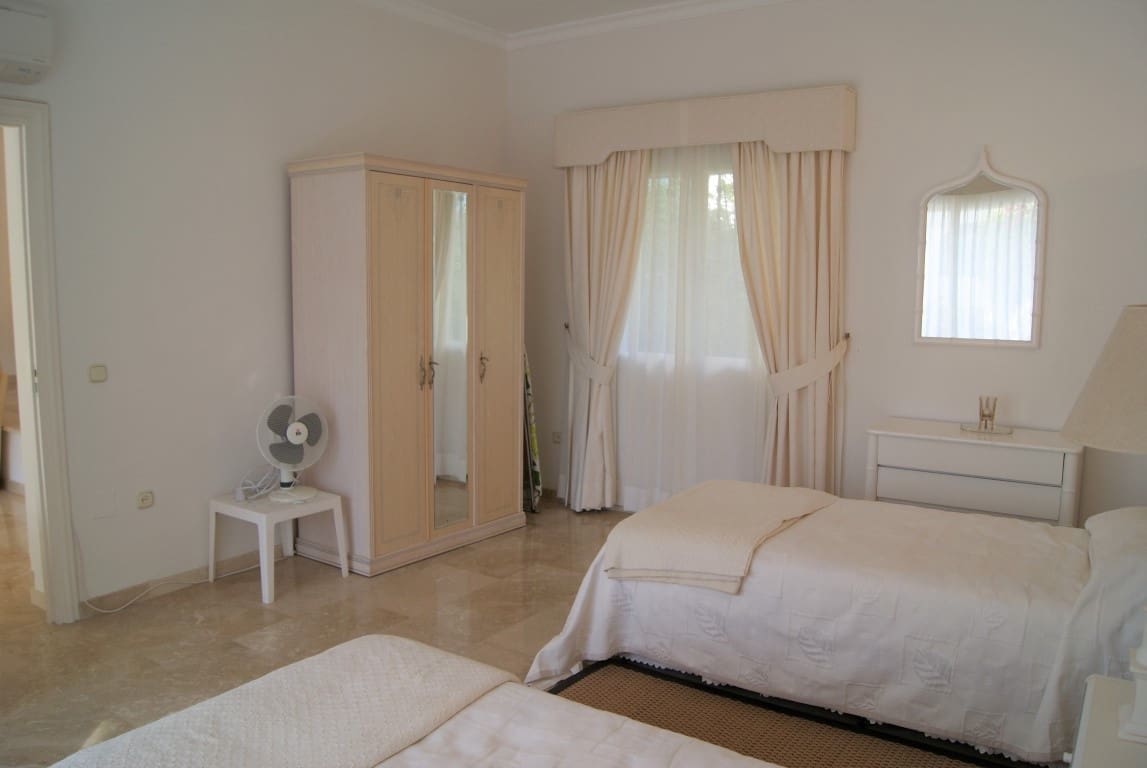 Chalet de 3 habitaciones en El Paraiso en venta con piscina garaje - 595.000 € (Ref: 9510352)