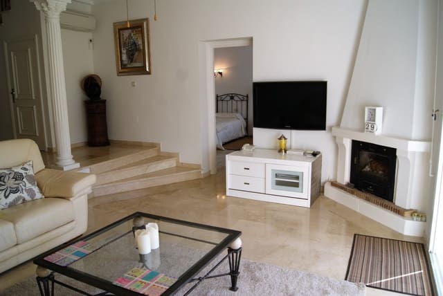 Chalet de 3 habitaciones en El Paraiso, Estepona en venta con piscina garaje - 595.000 € (Ref: 9510352)