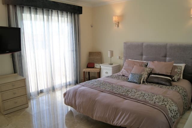 Chalet de 3 habitaciones en El Paraiso, Estepona en venta con piscina garaje - 595.000 € (Ref: 9510352)