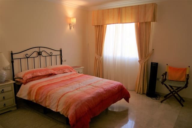 Chalet de 3 habitaciones en El Paraiso, Estepona en venta con piscina garaje - 595.000 € (Ref: 9510352)