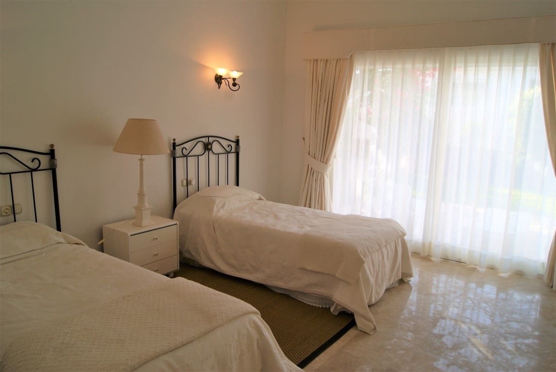 Chalet de 3 habitaciones en El Paraiso en venta con piscina garaje - 595.000 € (Ref: 9510352)