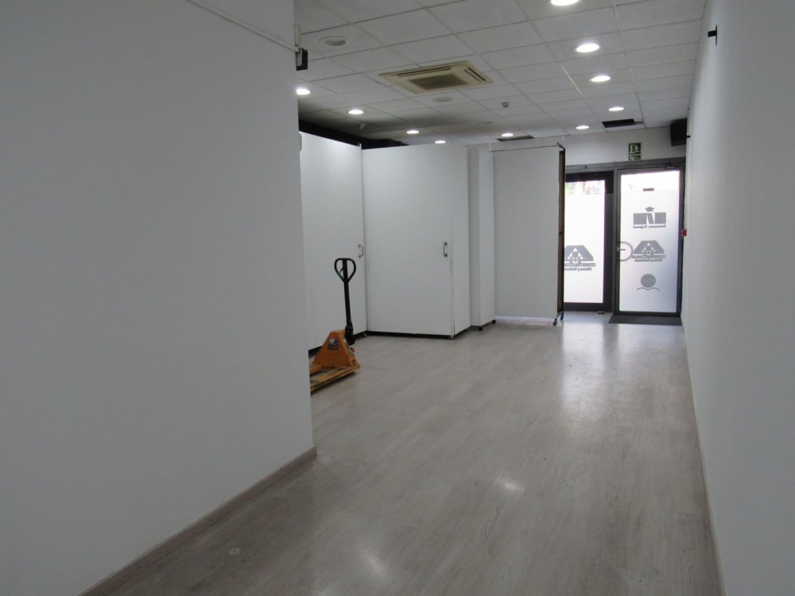 Commercial for rent in Badalona - € 2,700 (Ref: 9511325)