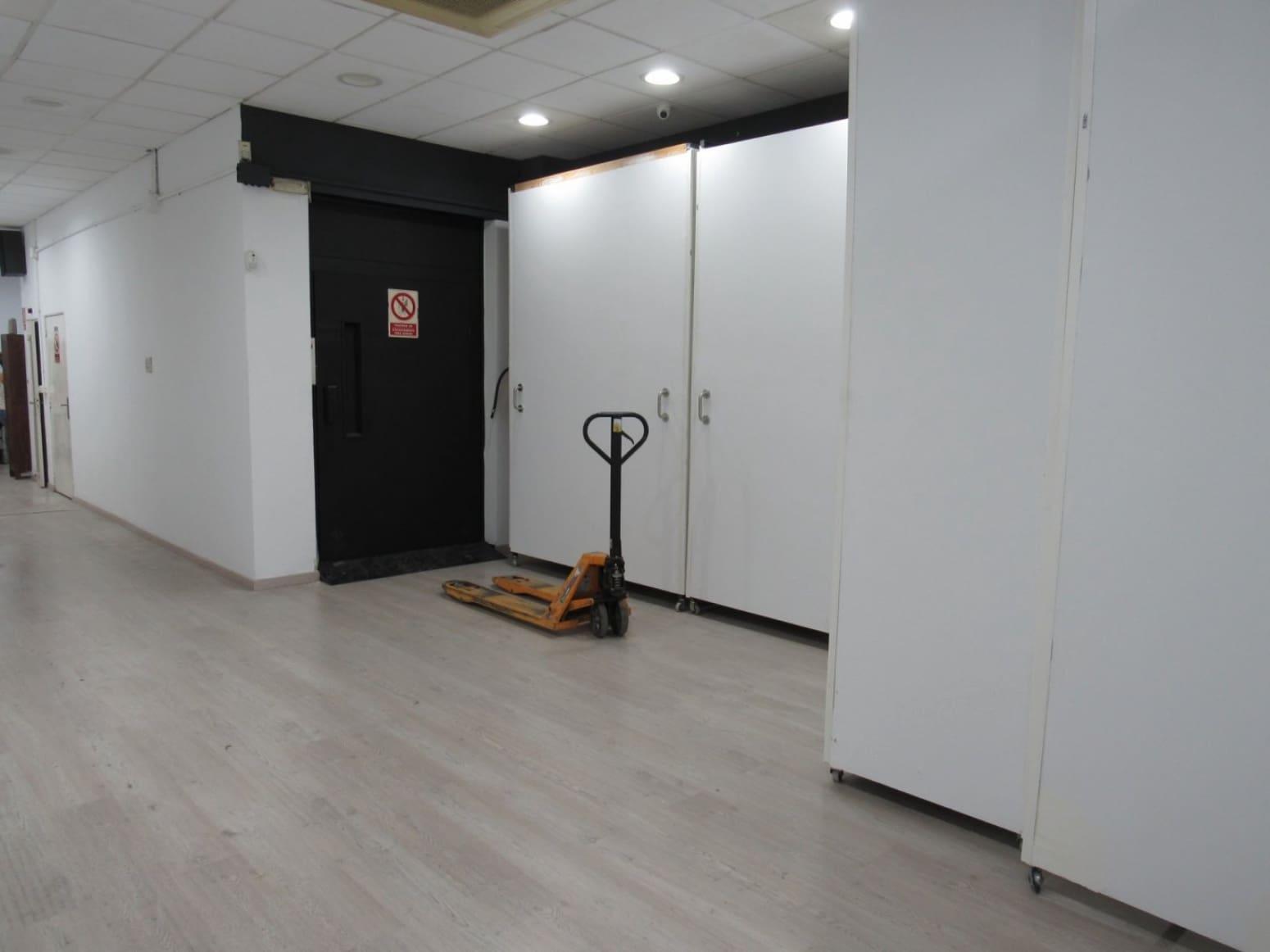 Commercial for rent in Badalona - € 2,700 (Ref: 9511325)
