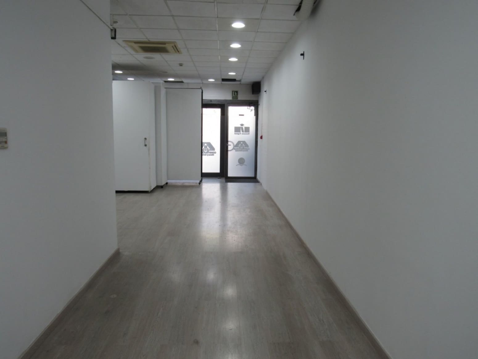 Commercial for rent in Badalona - € 2,700 (Ref: 9511325)