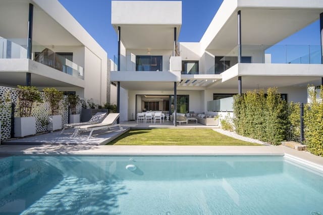 4 sypialnia Willa na sprzedaż w Santa Clara, Marbella z basenem garażem - 2 450 000 € (Ref: 9521670)