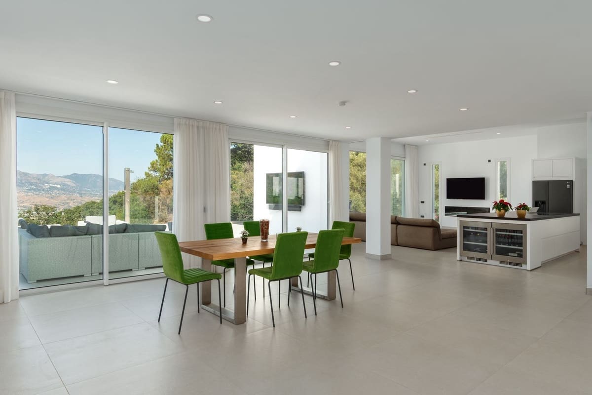 3 makuuhuone Huvila myytävänä paikassa Ojen mukana uima-altaan - 2 400 000 € (Ref: 9521959)