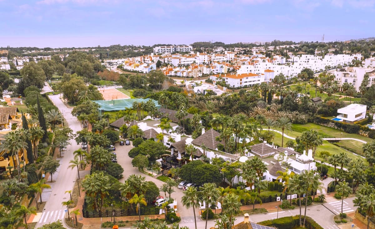 5 bedroom Villa for sale in Estepona with pool - € 1,950,000 (Ref: 9521960)