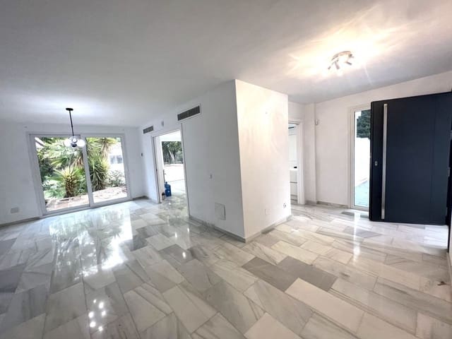 Chalet de 5 habitaciones en Las Brisas, Marbella en venta con piscina - 3.100.000 € (Ref: 9521962)