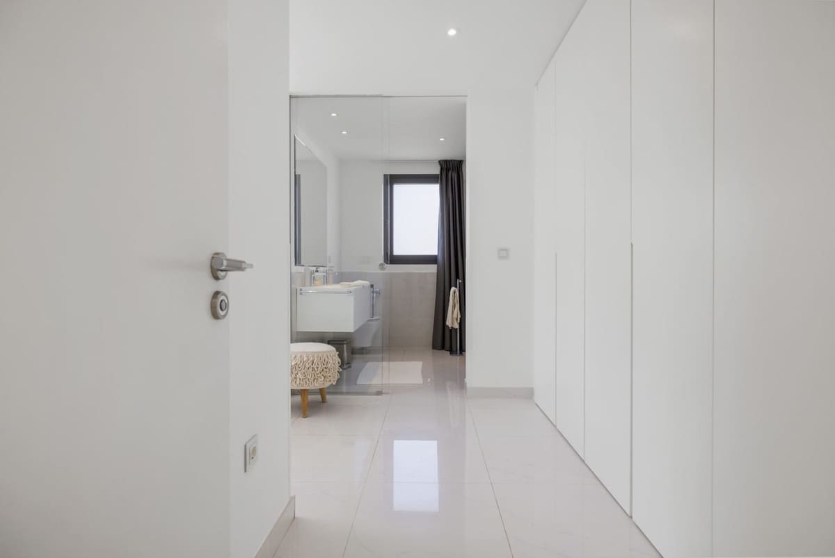 Piso de 3 habitaciones en Benahavís en venta con piscina garaje - 1.050.000 € (Ref: 9523072)