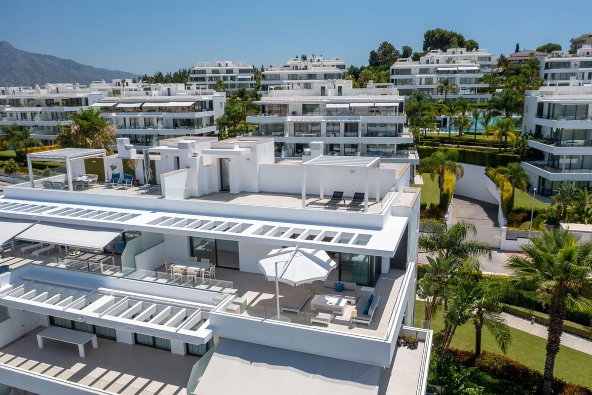 Piso de 3 habitaciones en Benahavís en venta con piscina garaje - 1.050.000 € (Ref: 9523072)