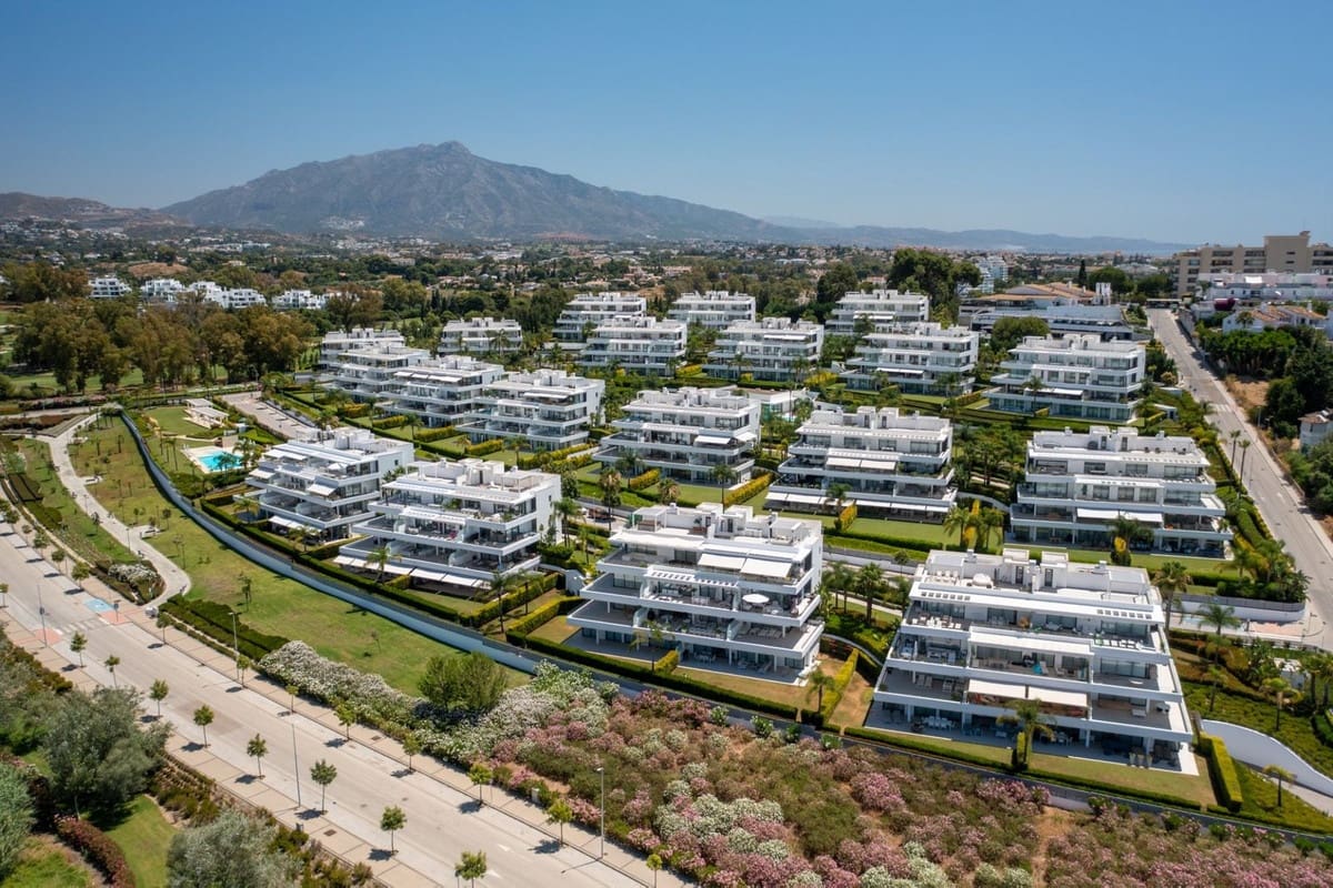 Piso de 3 habitaciones en Benahavís en venta con piscina garaje - 1.050.000 € (Ref: 9523072)