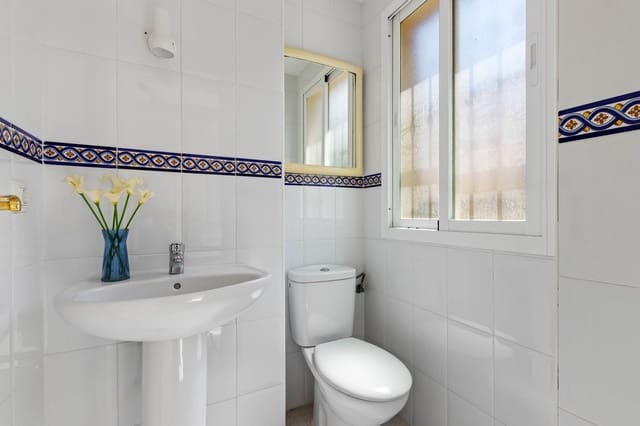 3 makuuhuone Asunto myytävänä paikassa Torreblanca, Fuengirola mukana uima-altaan 
autotalli - 385 000 € (Ref: 9523073)