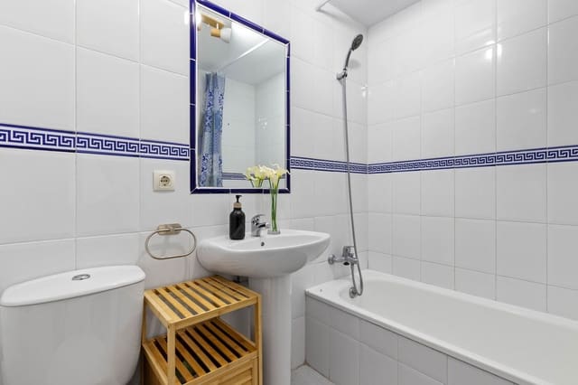 3 makuuhuone Asunto myytävänä paikassa Torreblanca, Fuengirola mukana uima-altaan 
autotalli - 385 000 € (Ref: 9523073)