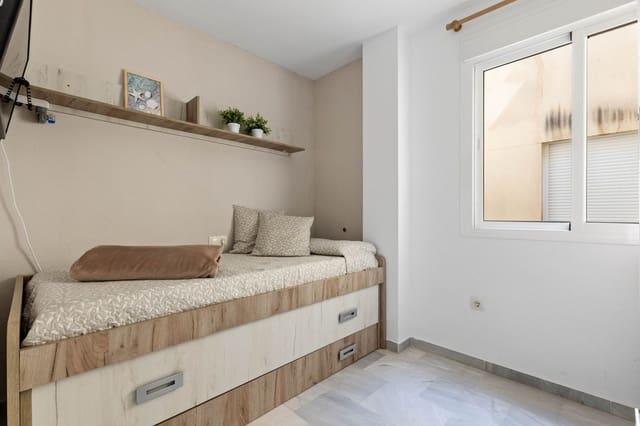 3 makuuhuone Asunto myytävänä paikassa Torreblanca, Fuengirola mukana uima-altaan 
autotalli - 385 000 € (Ref: 9523073)