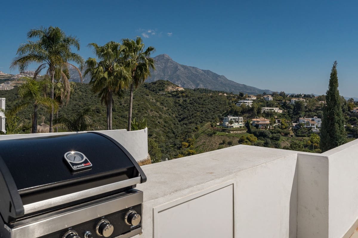 3 bedroom Flat for sale in Benahavis with pool garage - € 1,495,000 (Ref: 9523497)