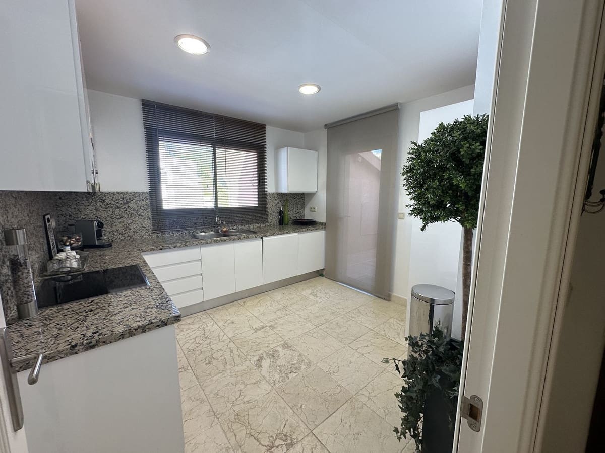 3 sovrum Lägenhet till salu i Benahavis med pool garage - 1 125 000 € (Ref: 9523499)