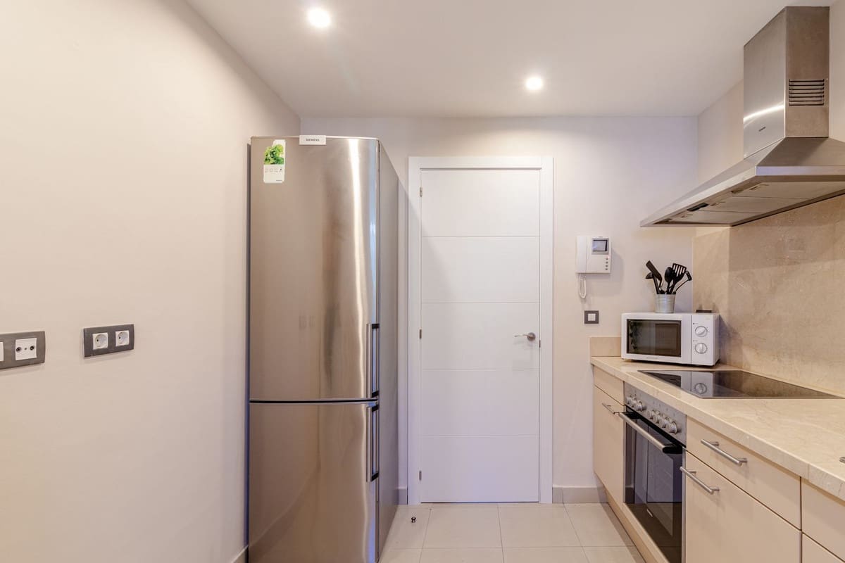 2 bedroom Flat for sale in El Paraiso with pool - € 459,000 (Ref: 9523501)