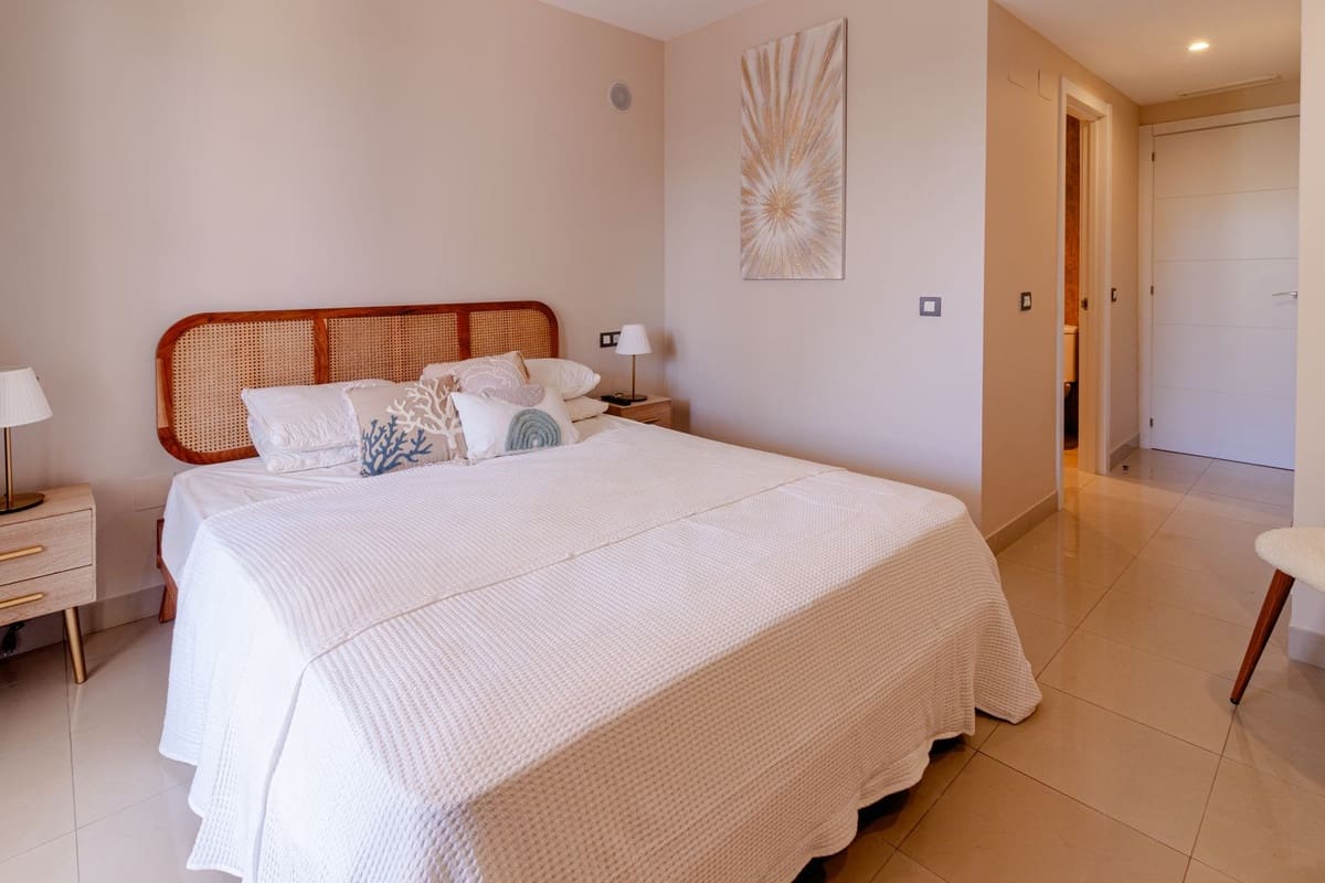 2 bedroom Flat for sale in El Paraiso with pool - € 459,000 (Ref: 9523501)