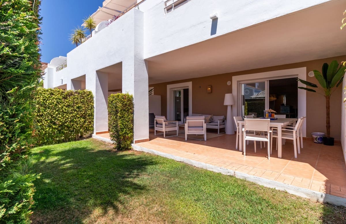 2 bedroom Flat for sale in El Paraiso with pool - € 459,000 (Ref: 9523501)