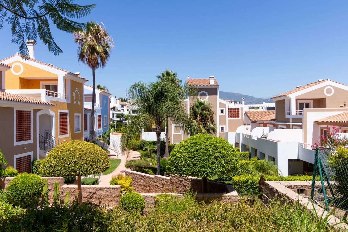 2 bedroom Flat for sale in El Paraiso with pool - € 459,000 (Ref: 9523501)