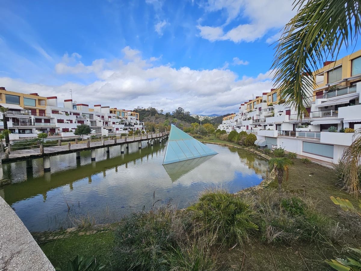 2 soverom Leilighet til salgs i Benahavis med svømmebasseng garasje - € 285 000 (Ref: 9525816)