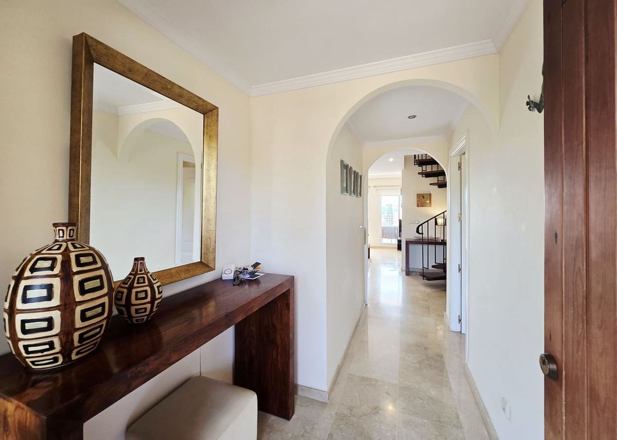 2 bedroom Flat for sale in Marbella with pool garage - € 419,000 (Ref: 9525819)