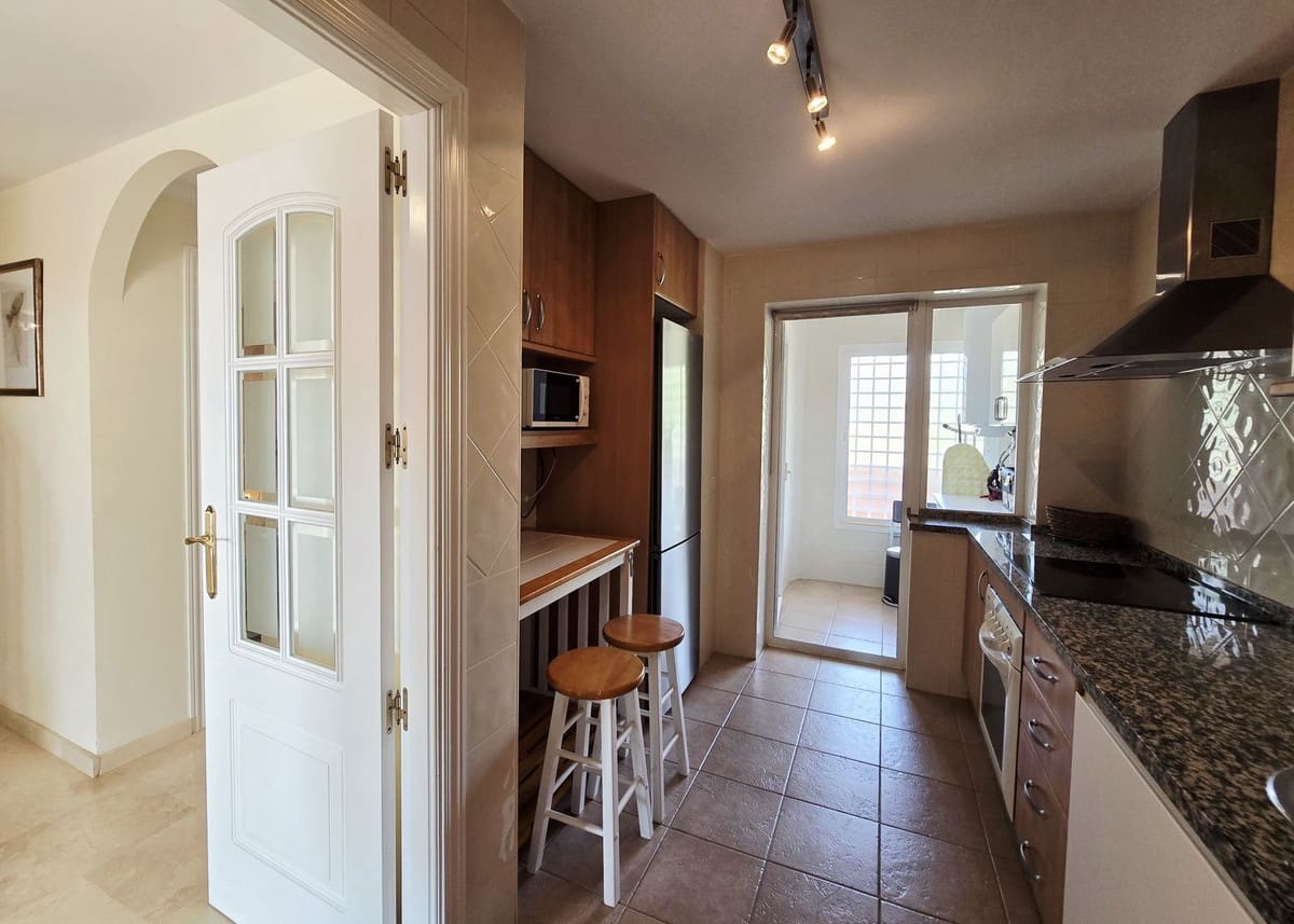 2 bedroom Flat for sale in Marbella with pool garage - € 419,000 (Ref: 9525819)