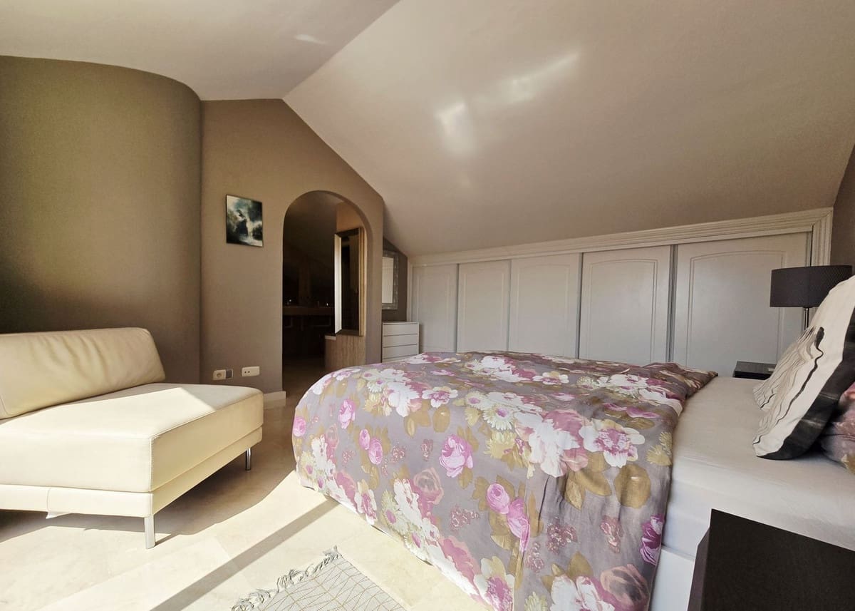 2 bedroom Flat for sale in Marbella with pool garage - € 419,000 (Ref: 9525819)