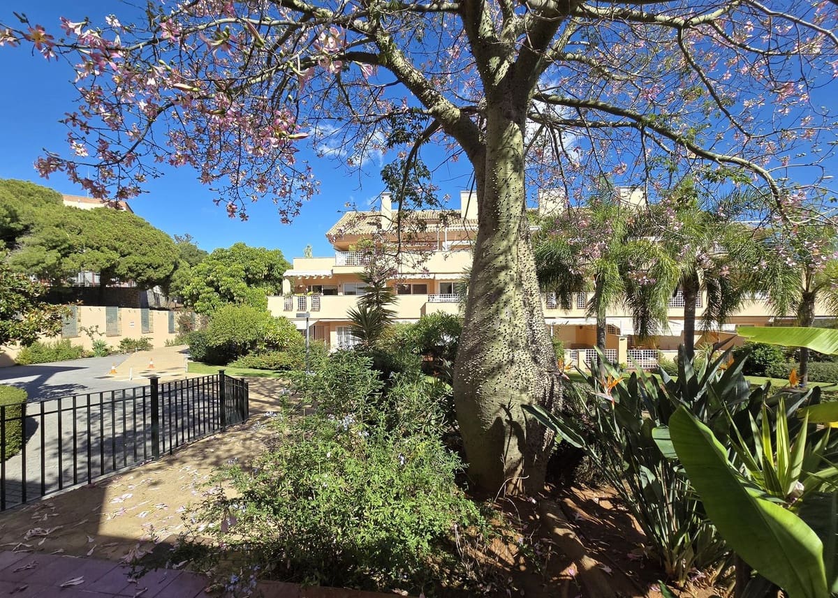 2 bedroom Flat for sale in Marbella with pool garage - € 419,000 (Ref: 9525819)