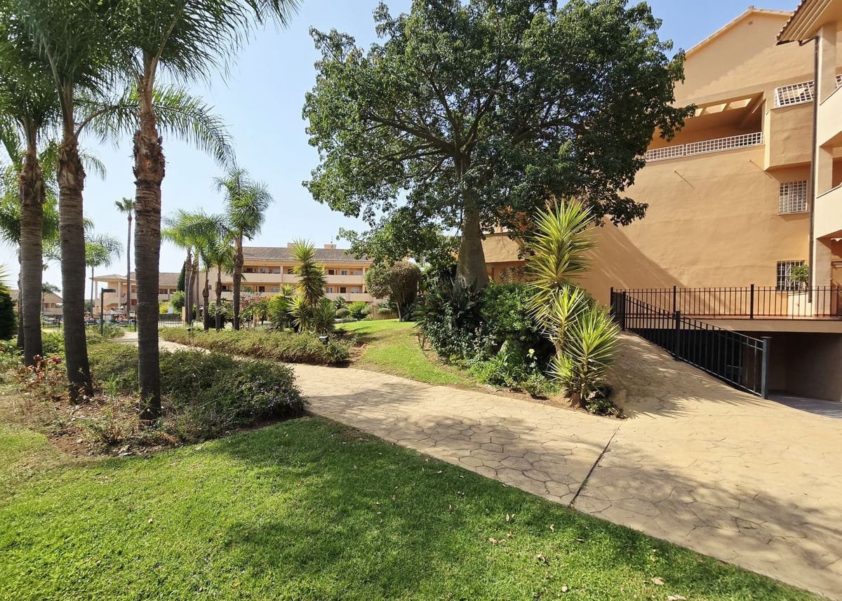 2 bedroom Flat for sale in Marbella with pool garage - € 419,000 (Ref: 9525819)