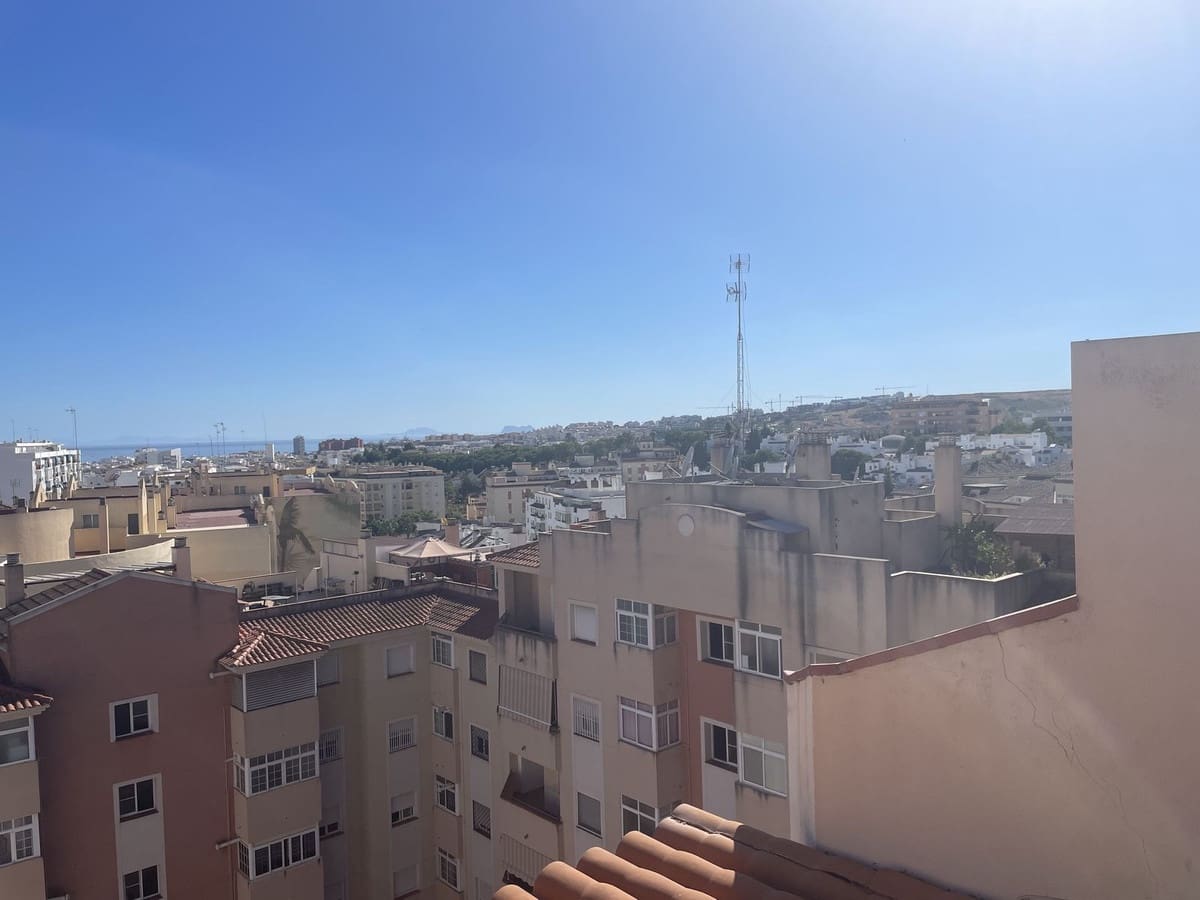Piso de 3 habitaciones en Estepona en venta con piscina garaje - 565.000 € (Ref: 9532536)