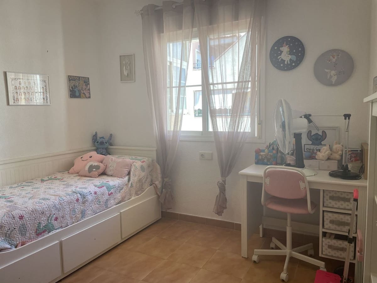 Piso de 3 habitaciones en Estepona en venta con piscina garaje - 565.000 € (Ref: 9532536)