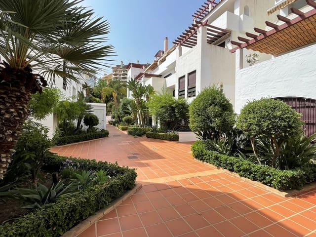 3 makuuhuone Asunto myytävänä paikassa Las Brisas, Marbella mukana uima-altaan 
autotalli - 575 000 € (Ref: 9532545)