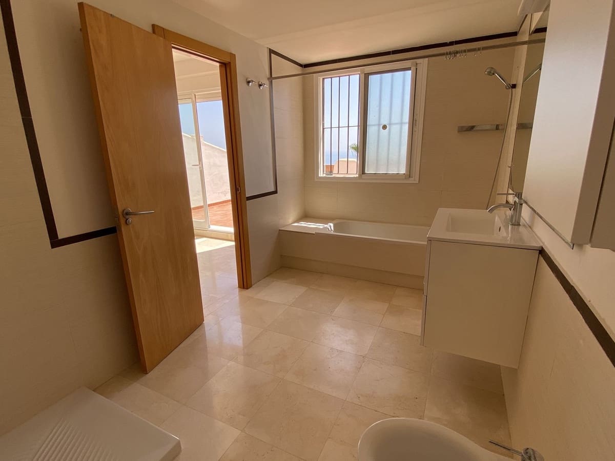 Chalet de 3 habitaciones en Manilva en venta con piscina garaje - 449.000 € (Ref: 9532546)