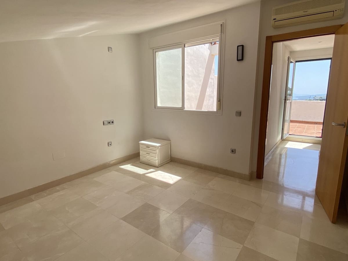 Chalet de 3 habitaciones en Manilva en venta con piscina garaje - 449.000 € (Ref: 9532546)