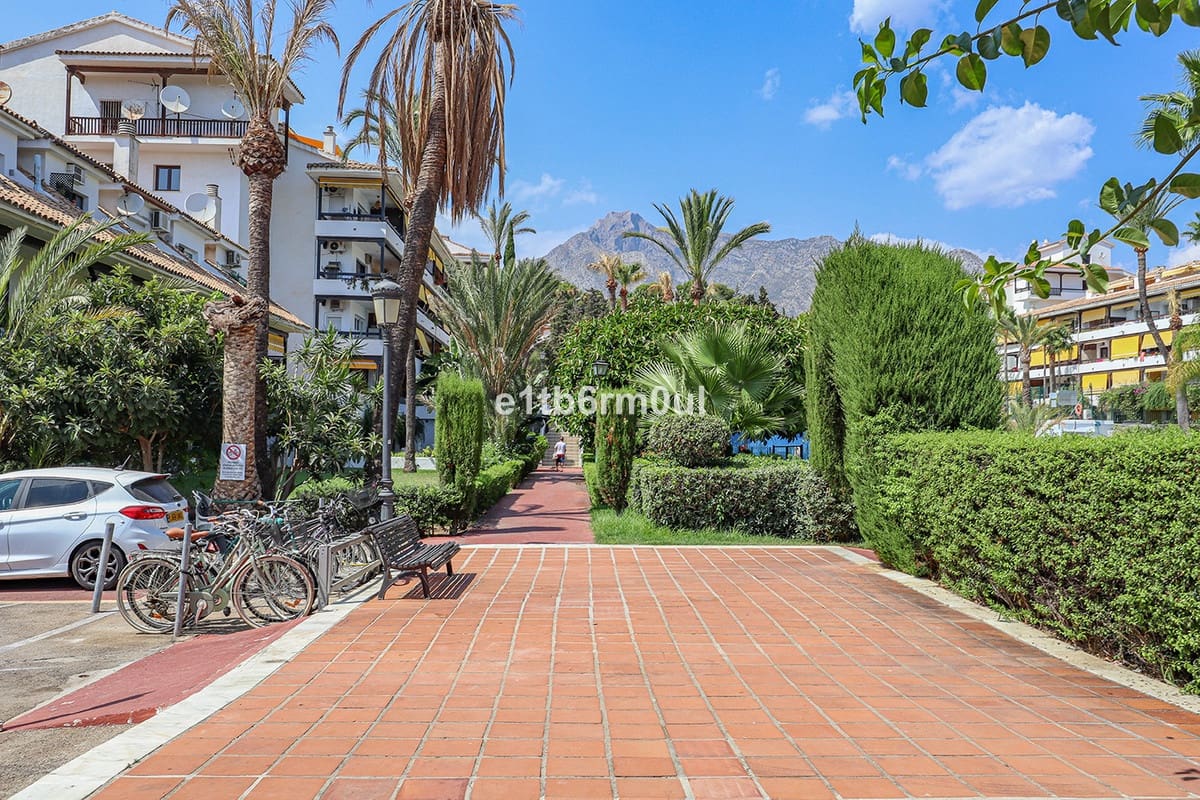 1 bedroom Flat for sale in Marbella with pool - € 399,000 (Ref: 9532548)