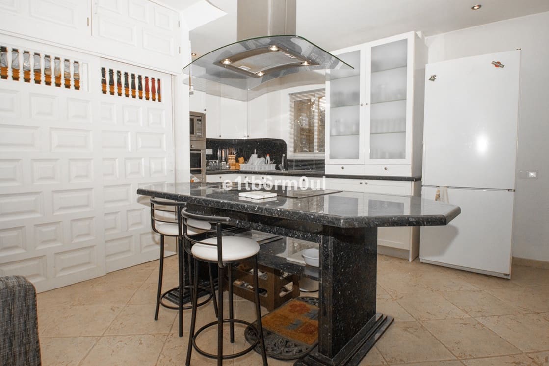 1 sovrum Lägenhet till salu i Marbella med pool - 399 000 € (Ref: 9532548)