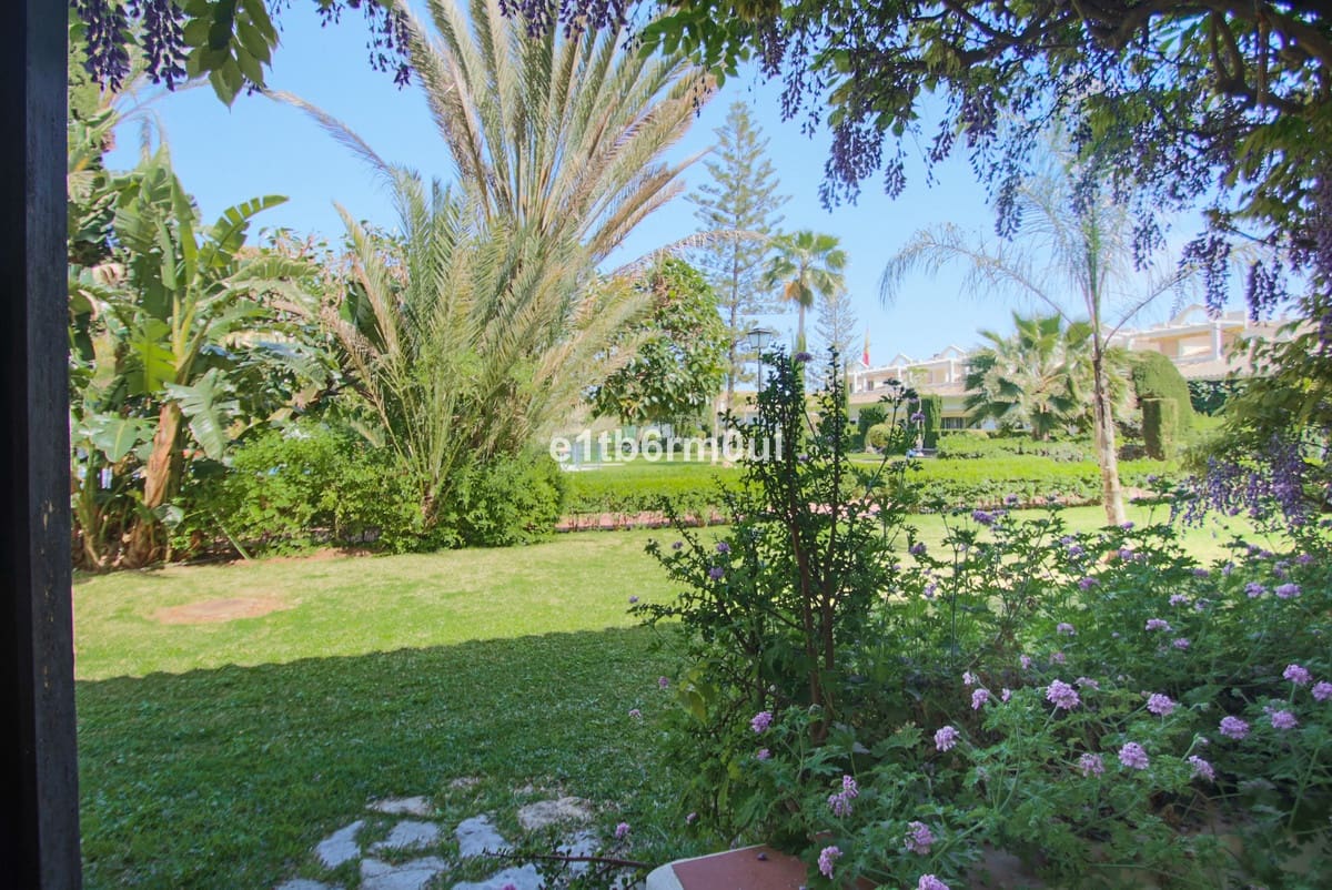 1 sovrum Lägenhet till salu i Marbella med pool - 399 000 € (Ref: 9532548)