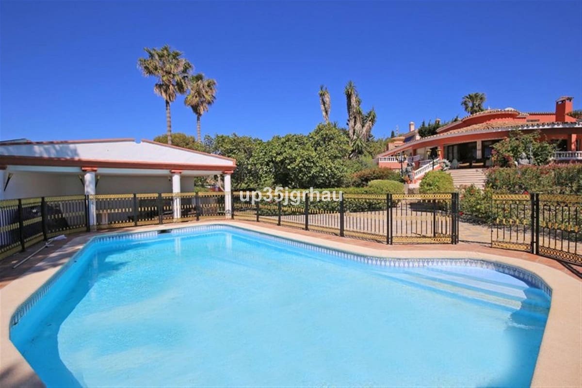 8 soveværelse Villa til salg i Estepona med swimmingpool garage - € 1.699.000 (Ref: 9532761)